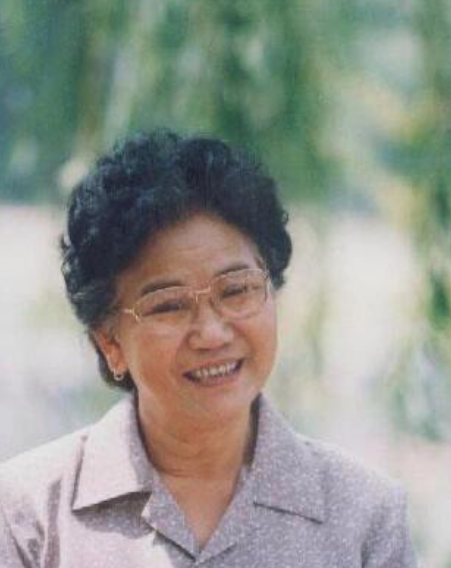 赵丽蓉的三位儿子各自走出不同的人生轨迹，展现了截然不同的生活方式和成就。大儿子盛