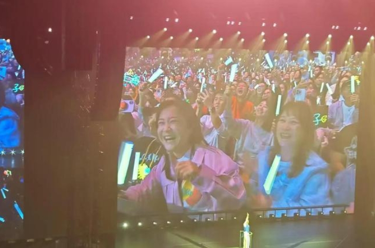 跨年演唱会上热闹非凡！刘德华舞台魅力四射，谁料贾玲竟现身。只见她状态绝佳，模样好
