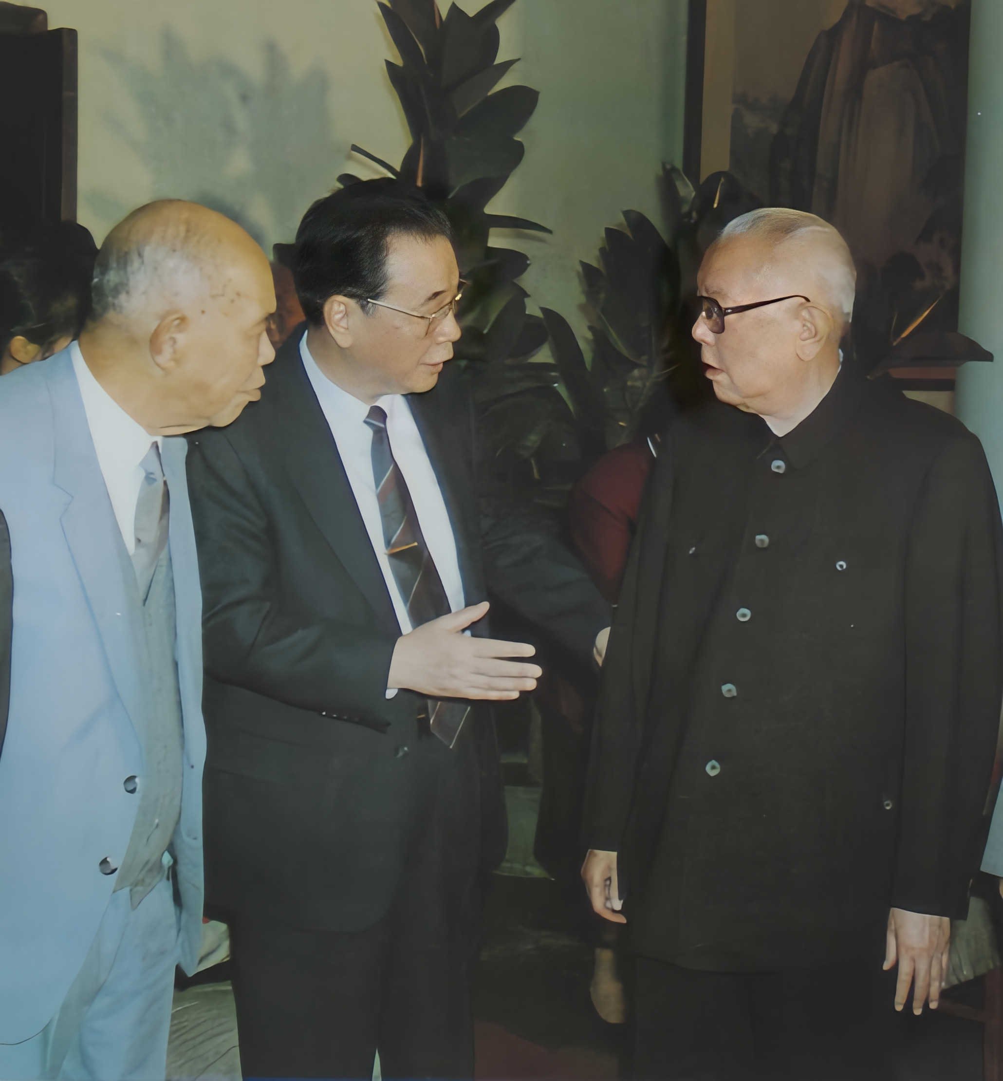 在党的十二大之后，李鹏当选为中央委员。李先念是政治局常委，正国级领导人。在和李鹏