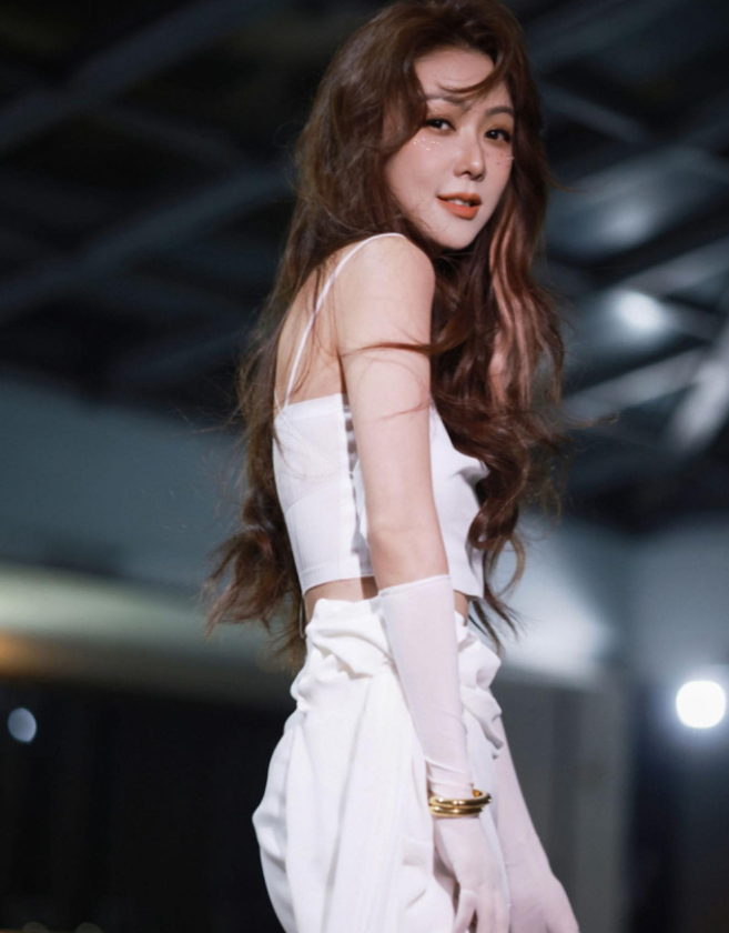她是香港很出名女歌手，有很多歌曲都非常经典，可惜今年已经42岁还是单身，这个年纪