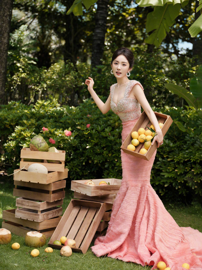 #杨幂果香缭绕#你喜欢吃大果子，还是小果子。喜欢吃硬的，还是软的？从摘水果到捡树