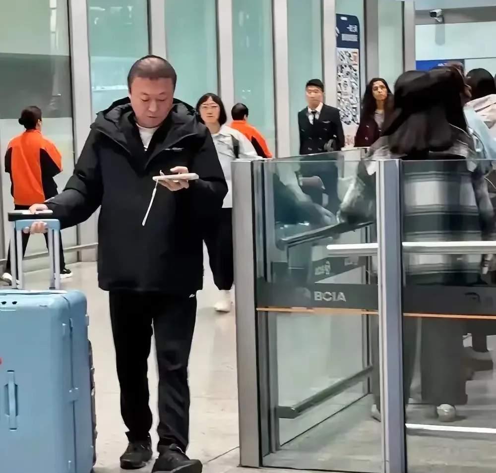 主教练马琳独自走出机场，有 3 个变化让人唏嘘：