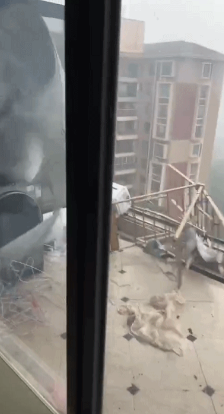 2024年第11号台风“摩羯”来势汹汹，在海边生活和旅行的朋友一定注意安全。
昨