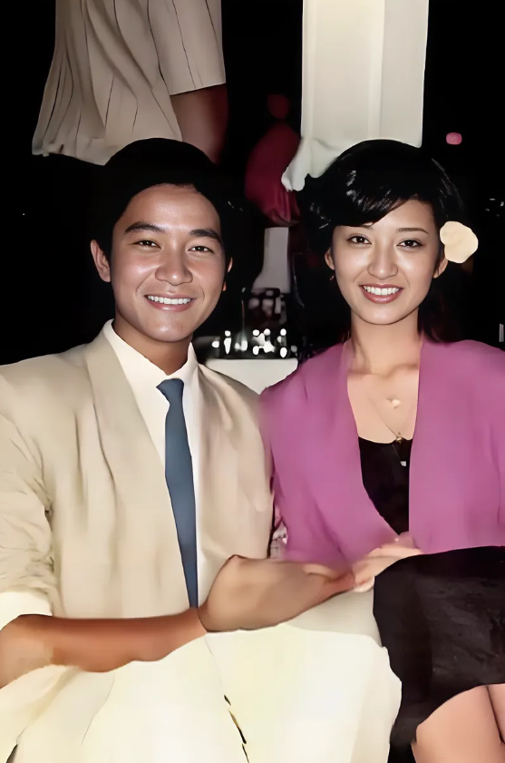 面带微笑、身穿粉色上衣的女士，清纯淡雅，气质如兰，她是日本著名影星山口百惠。在八