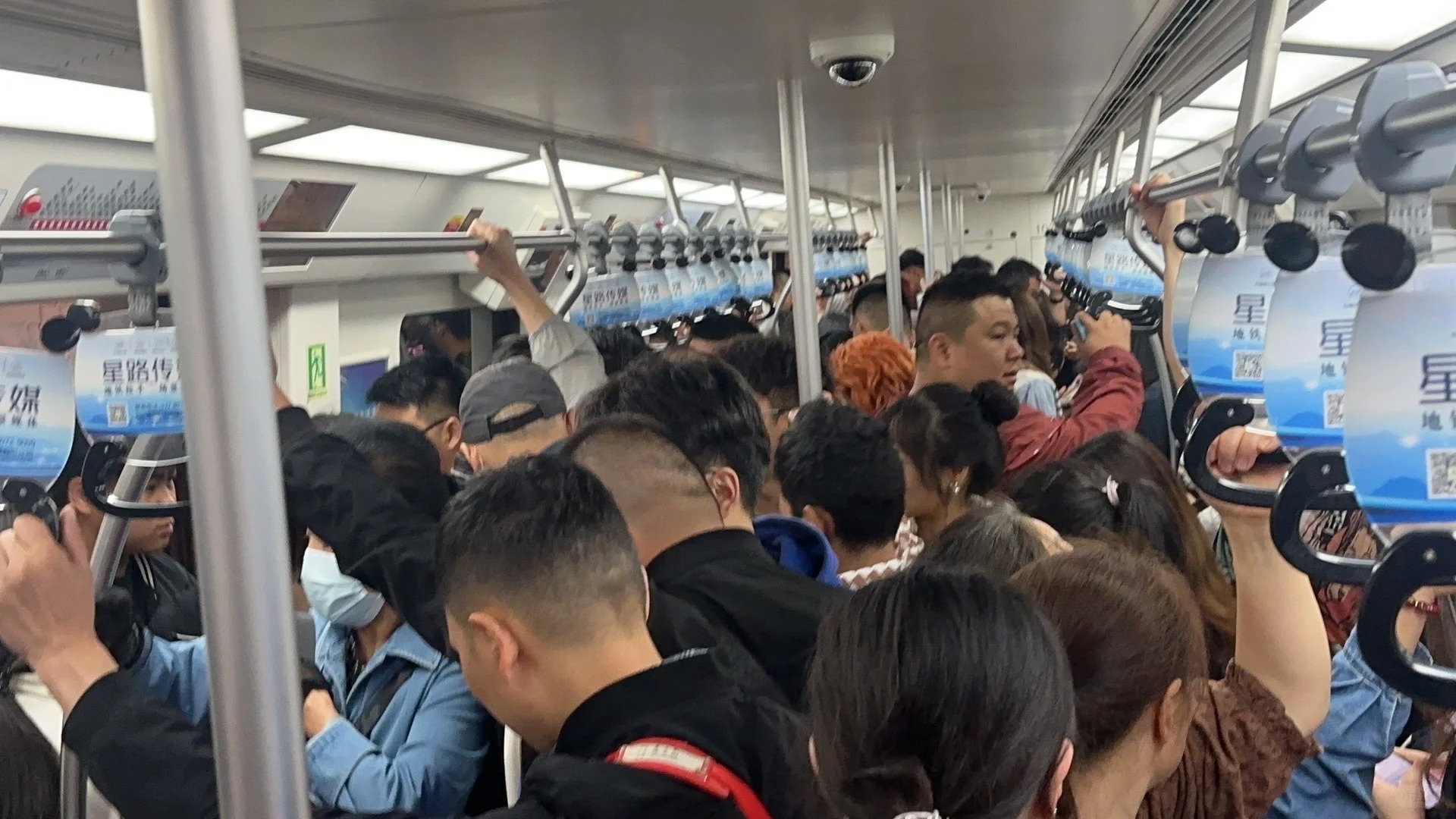 成都…春熙路地铁…限流了😅
随机吓死一个本地人
春熙路已经多到安检不让进…限流