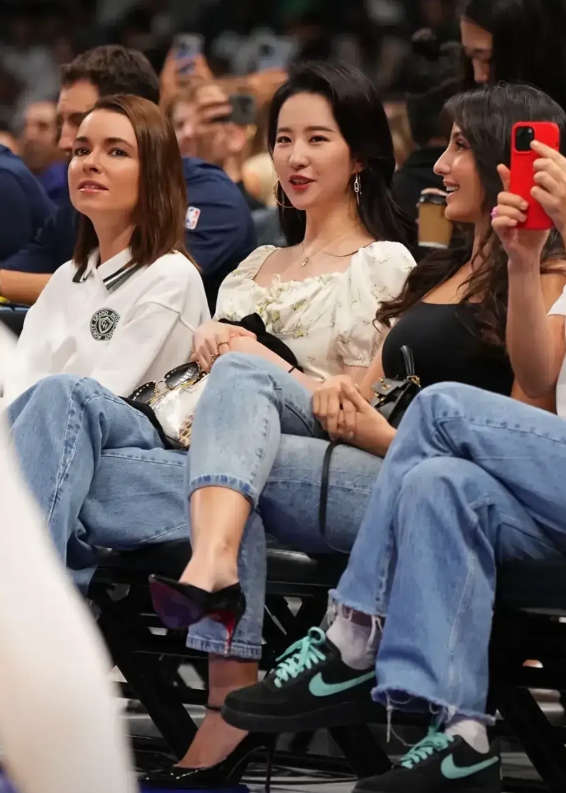 30多岁的老姑娘了，素颜也就那样，我30岁的老婆身高172，穿上礼服并不比她差。