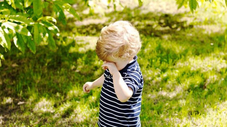 宝宝眼睛进异物怎么办?