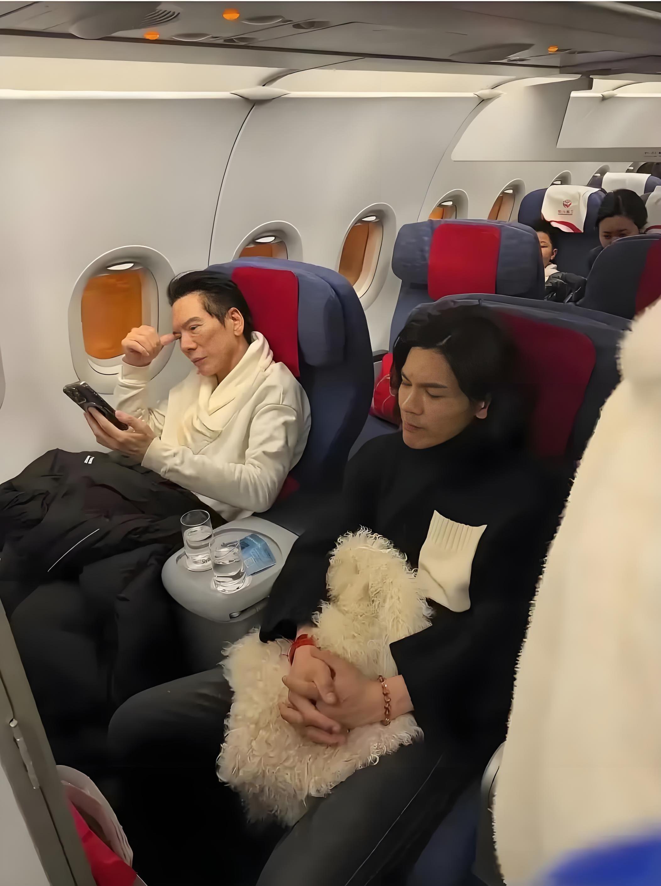 向佐和向华强一起出游，这父子俩也太有气质，远看上去就是不一般，网友都担心向佐女性