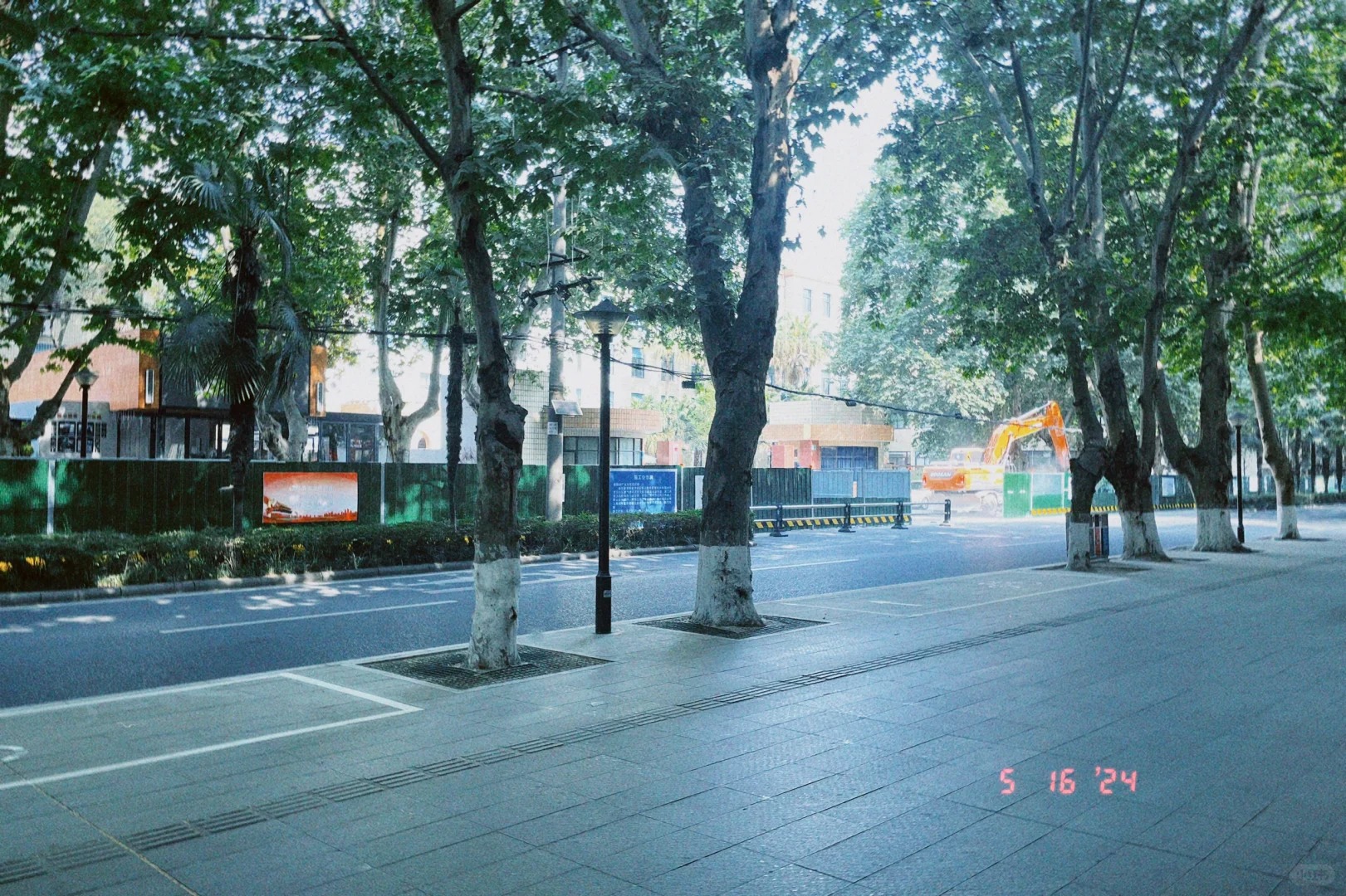 跃进路-绵阳最疯的一条路
每年要挖开两三次 不晓得路面底下有什么宝藏
一会儿这样