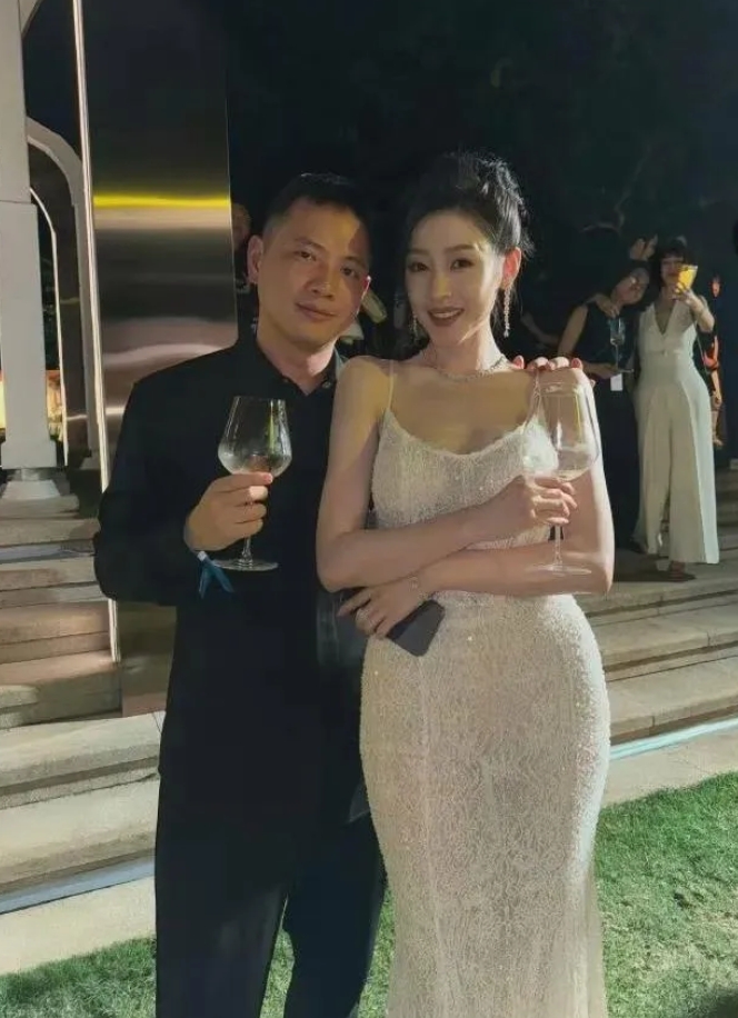 张天爱这大胯是真的大啊。