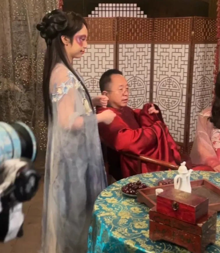 感觉周鸿祎死的心都有了！
去拍个短剧，本来以为能遇到个漂亮的女明星过把瘾，却没想