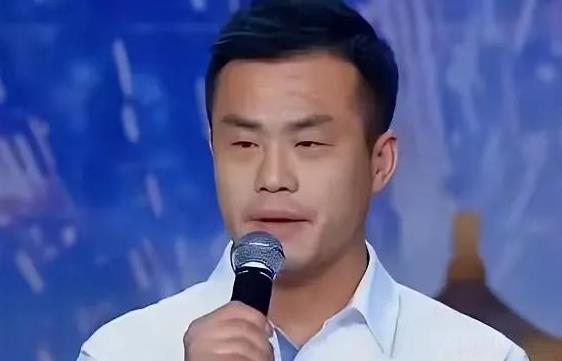 2000年，一位20岁的犯人在狱中爱上了女教官，向她大胆表白后，女教官塞给他一张