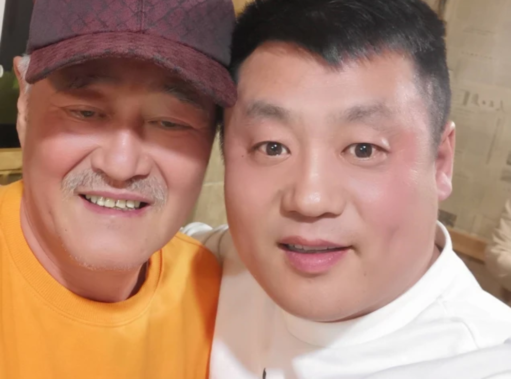 宋晓峰在演出时，大胆放言：“没有我师父赵本山，师兄弟们在农村，娶媳妇都费劲！”