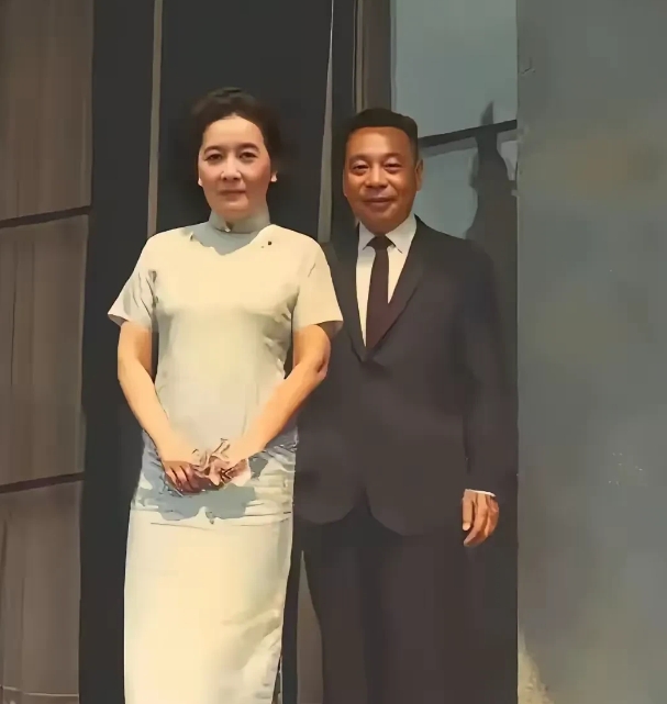 很罕见的一张照片，
大家猜一猜后面的这个男士是谁啊！
西装革履，人模人样的！！看