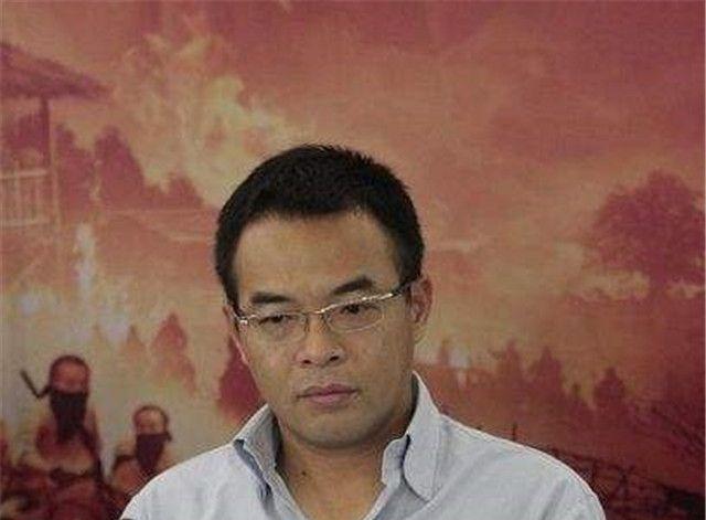 2004年，“天上人间”大老板覃辉开车和一坐着大人物的老轿车相撞，他下车就跟对方