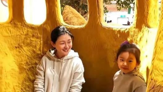 汪小菲11岁女儿送妈妈回家！汪希玥一身黑白配眉眼清秀，酷似大S