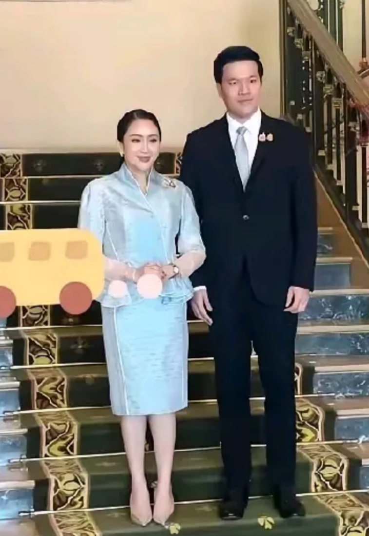 全球最顶级的夫妻组合——泰国总理佩通坦和她的丈夫。
佩通坦丈夫：皇室成员，身高1