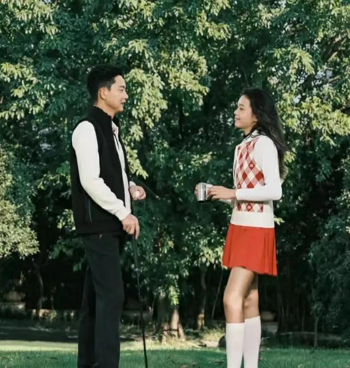 刘奕君带女儿拍写真，又一个漂亮的星二代。
两父女的合照，让人眼前一亮。
在这组写