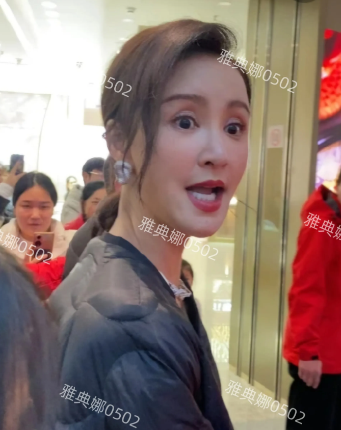 张歆艺的脸有点儿奇怪，眼睛太抠了下巴有点儿长本人特别瘦武汉白沙万科遇到她，个子很