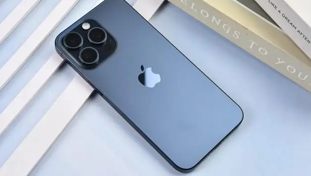2023年，iPhone在美国卖了3379万台，
2023年，iPhone在中国