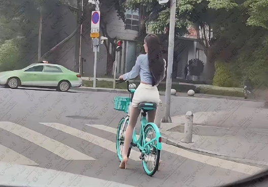这么穿，骑车不太舒服吧