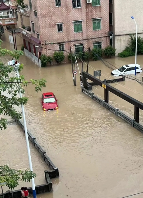 我大广州又水浸街！大暴雨下得，街道变汪洋！今天的雨真的叫作“倾盆大雨”，好像天上