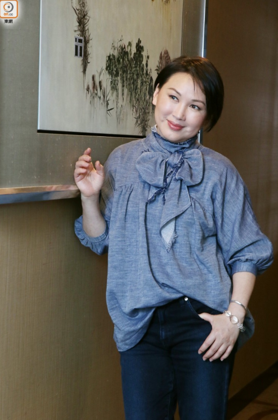 她当年可是香港亚洲电视女花旦，基本拍过的电视剧都都非常经典，演技绝对是一流水平，