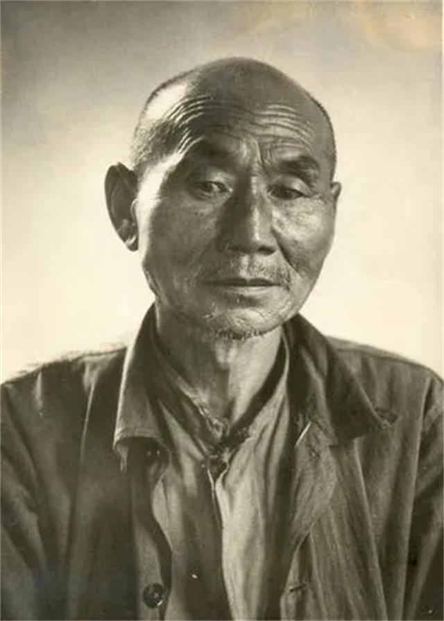 1937年，南京的一个院子里，十几名中国人正跪着等待着日军的处决。突然，17岁的