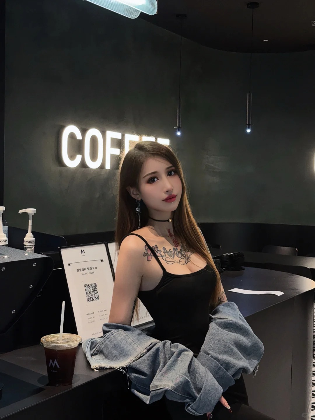 暗黑风格咖啡☕店 超出片
这个店非常安静，点个下午茶套餐66💰，一杯咖啡一份蛋