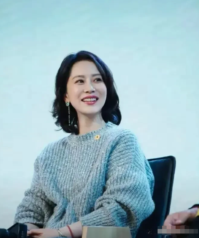这还是那个灰姑娘海清吗？
现在真是大变样了，美得让人眼前一亮，皮肤水嫩透亮，看起