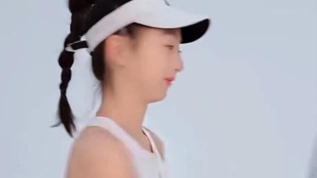 森碟下巴后缩引热议，田家重男轻女风波发酵，把女儿代言给儿子