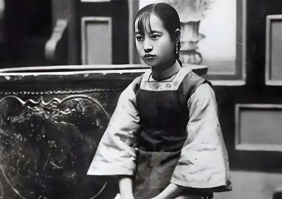 1961年，58岁的马步芳对18岁的七姨太说：“把你妈妈和两个妹妹叫来伺候我！”