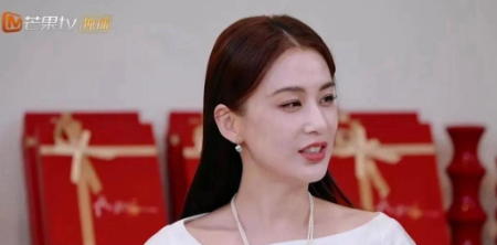 黄圣依：卡里有很多钱。

黄圣依与杨子的离婚引发了广泛关注，尤其是关于财产分配的