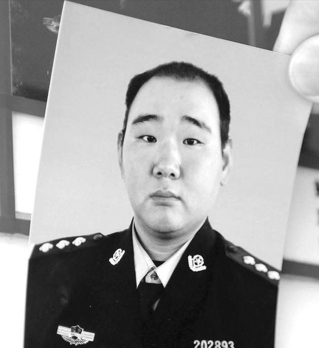 “敢和我作对，我非扒了你这身皮！”，2011年，大连一32岁交警，竟然当街被活活