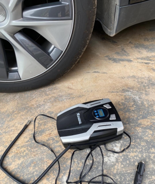 听我一句劝，尽量别买电动充气泵，要买就买手动的。
我买过两次充电泵，一次花了50