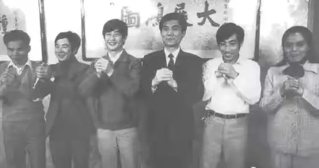 1983年5月5日，民航296号客机从沈阳飞往上海途中，领航员意外发现客舱后排几