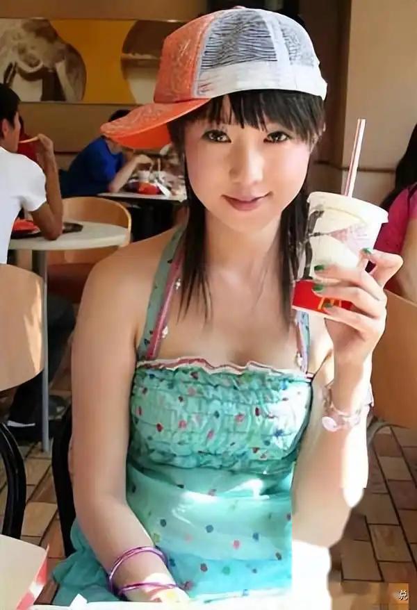 年轻时拍21套写真火爆全网，如今将近40岁仍单身（年轻时候的）-第3张图片-九妖电影