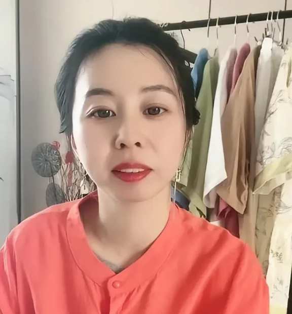 网友跑到田媳妇评论区说道：亲婆婆又开播了，人气三万多，你才一百多人气，你眼不眼红