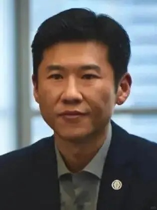 苗彻根本不知，赵辉狠心举报，是对他的保护
苗彻放弃华尔街的高薪工作，宁愿过上两地