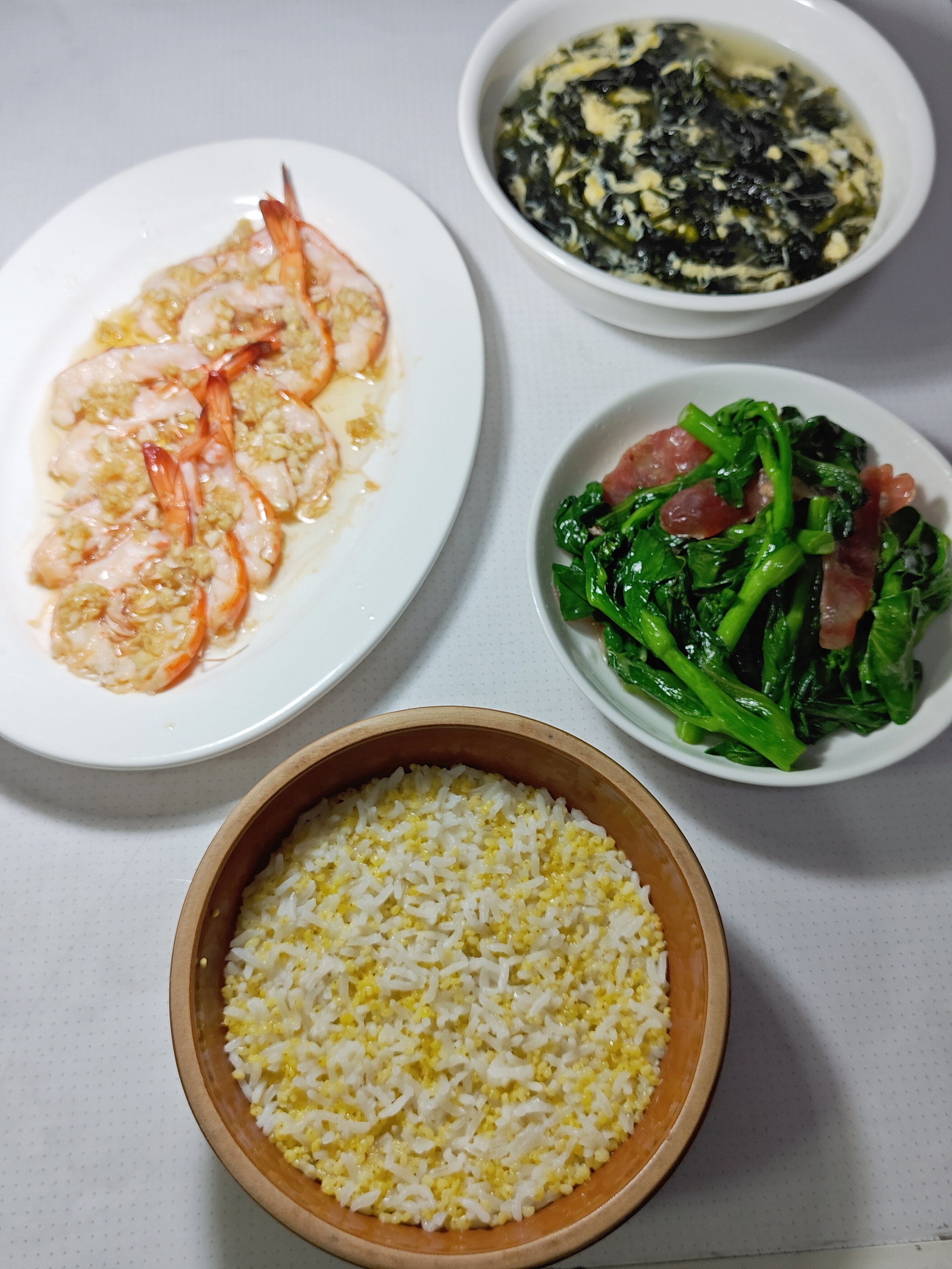 晚餐，蒜蓉蒸开边虾，腊肠炒菜心远。紫菜蛋花汤，蒸二米饭。中小规格养殖虾，白灼不好