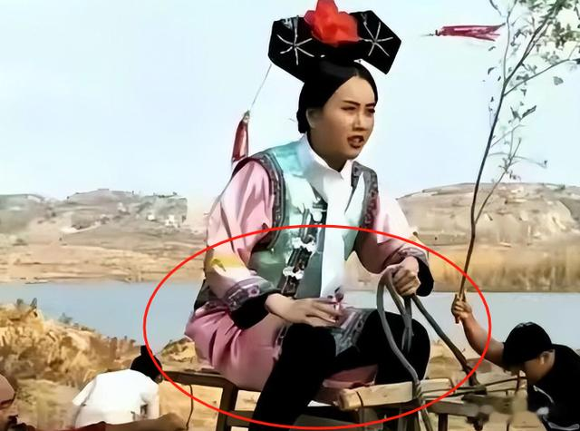 难怪影视剧中只有上半身,原来镜头外的下半身,个个都惨不忍睹(上半身是人下半身是蝎子)-第20张图片-九妖电影 难怪影视剧中只有上半身,原来镜头外的下半身,个个都惨不忍睹(上半身是人下半身是蝎子)-第20张图片-九妖电影