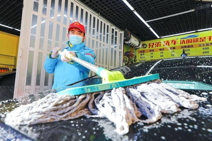 这个东西是最大的“车漆杀手”，沾上就遭殃，车漆氧化泛黄还开裂