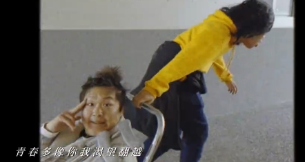 00后毕业生真是可癫可热血，宿舍自制吊床、拿着眼镜模仿眼镜蛇，处处流露着一种平静