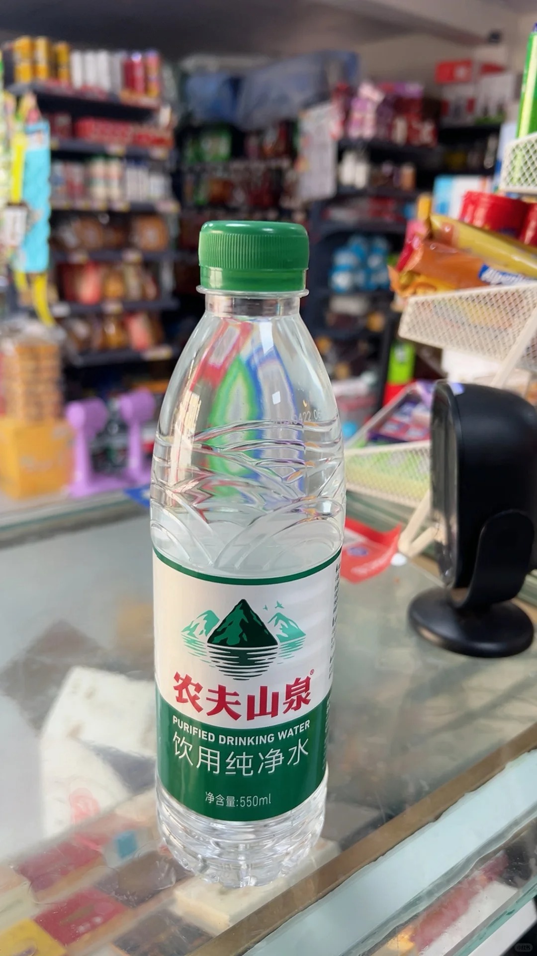 农夫山泉有点绿，他真的来了
多方来图显示，农夫绿瓶线下正在铺货
农夫开始硬刚娃哈