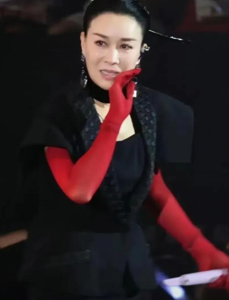 那英演唱会，输在了哪里？
第一，她没有意识到时代变了，观众也变了，
第二，她的音