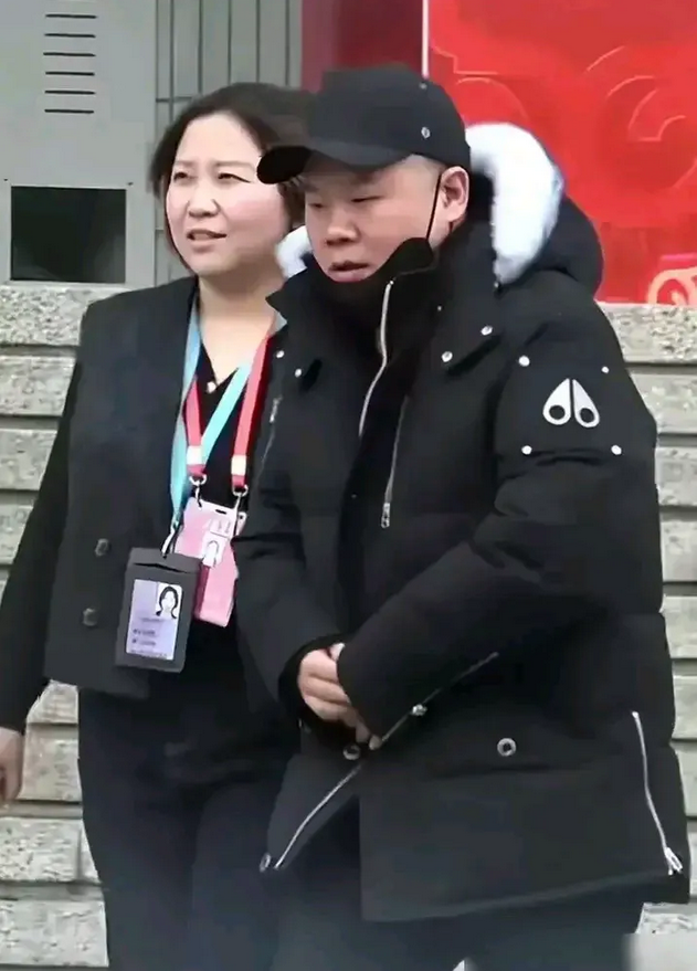 网上有消息说，最近已经确定要参加蛇年春晚的岳云鹏，突然接到了春晚导演组的通知，让