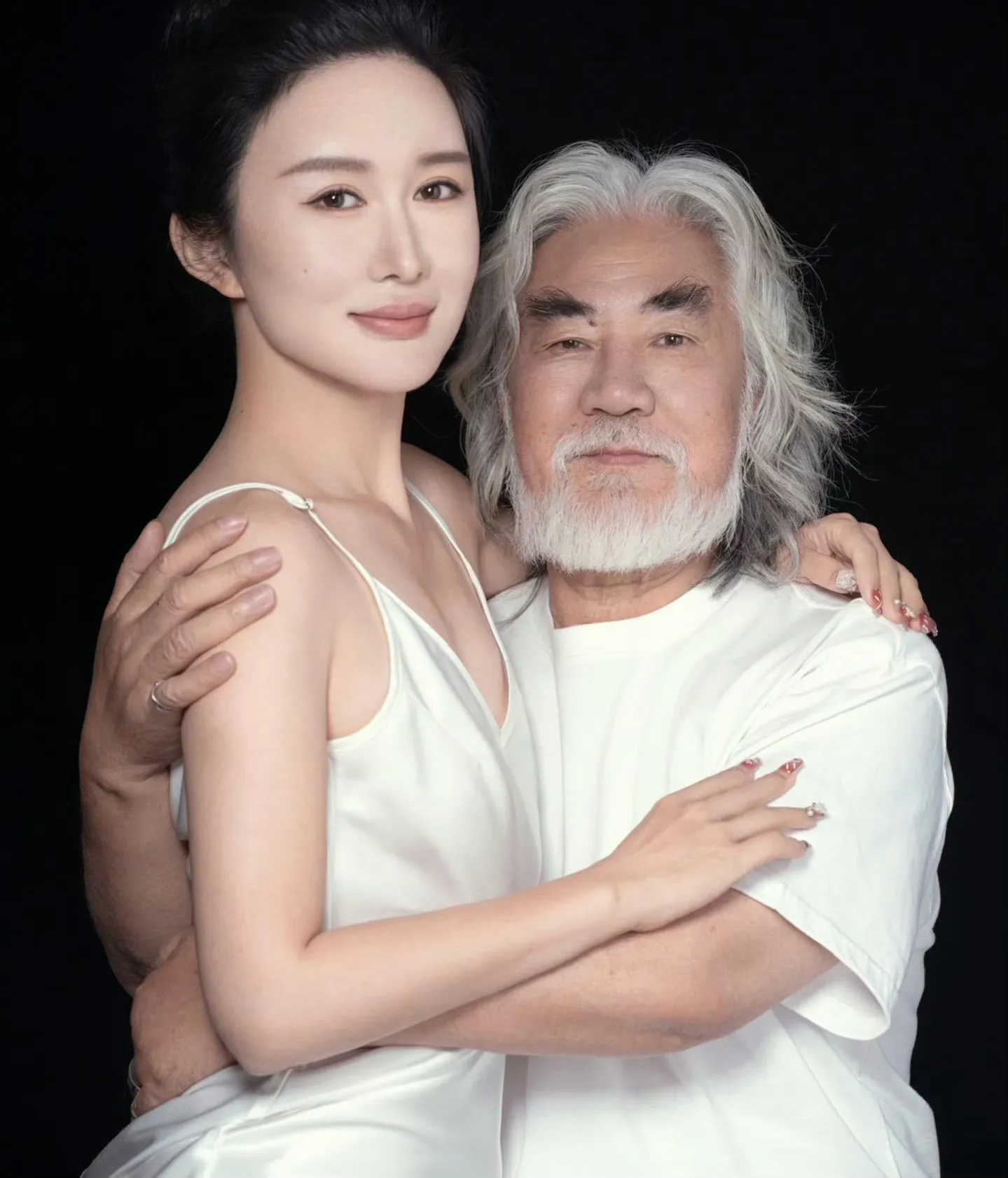 恭喜恭喜！！！72岁张纪中导演又要当爸了！！！他42岁的娇妻杜星霖怀上龙宝宝了。
