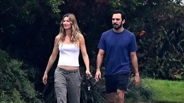 吉娘娘离婚后越来越好，事业回春男友贴心，44岁怀三胎挺孕肚度假