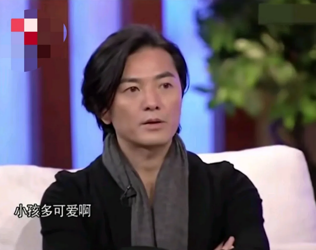 很多年前郑伊健接受采访时被问到:你想要孩子吗？郑伊健坚定地摇摇头说:不想。主持人