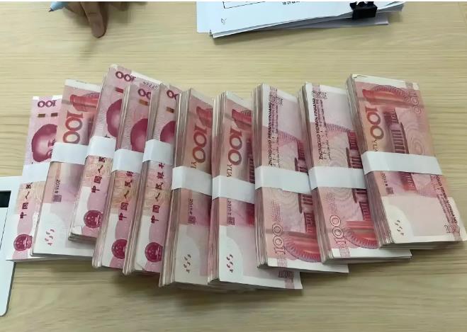 广东，男子的父亲欠了10万外债，拖了2年不还，后去世了，债主把男子与其母亲告了，